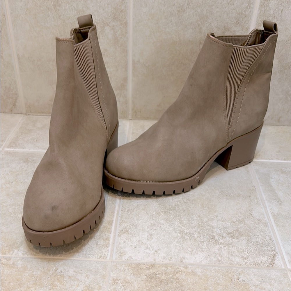 MIA Jody Chelsea Tan Ankle Boots size 10
